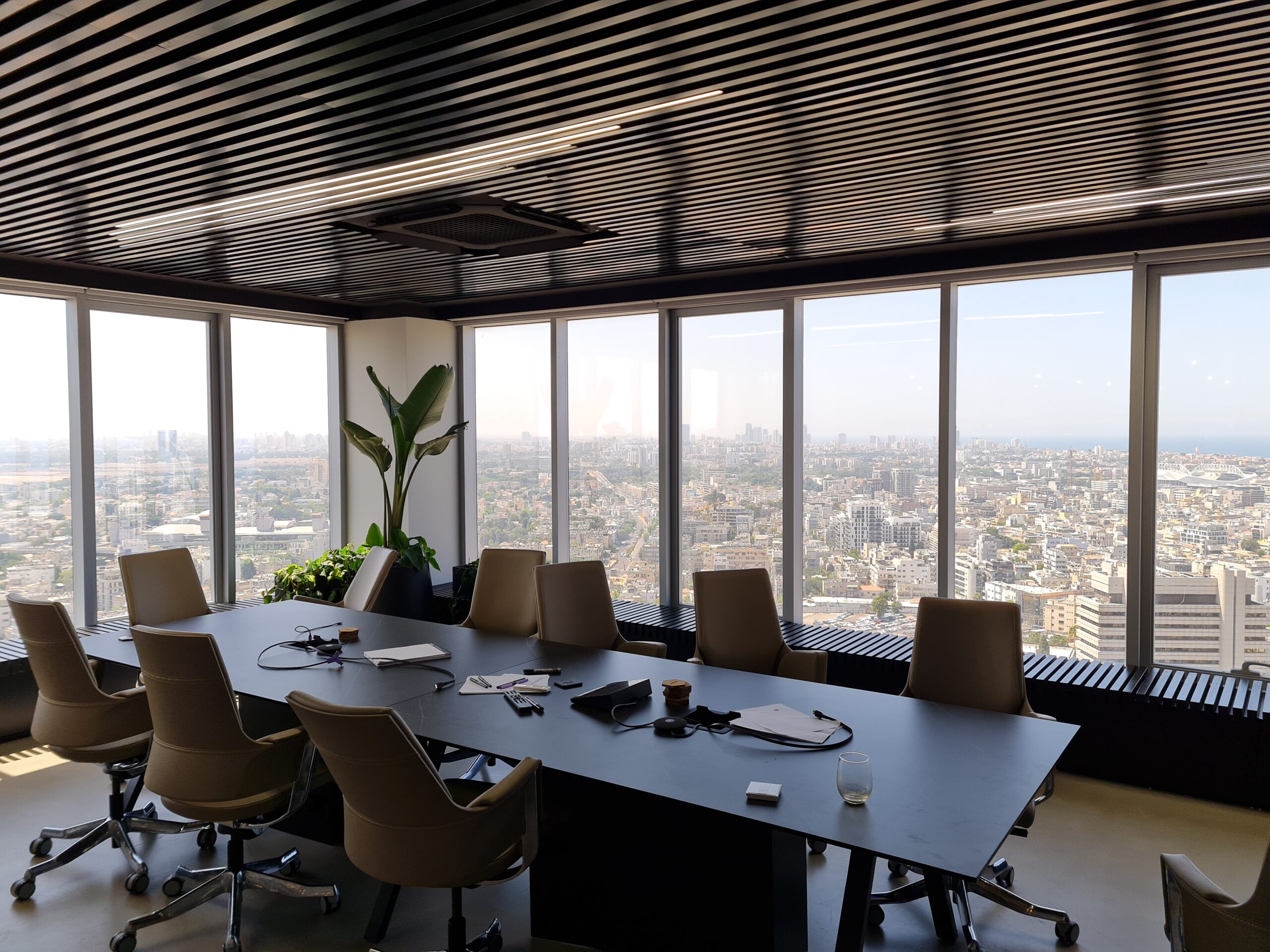 צביעת אלומיניום בהתזה - תהליך עבודה מקצועי לחידוש חלונות ודלתות